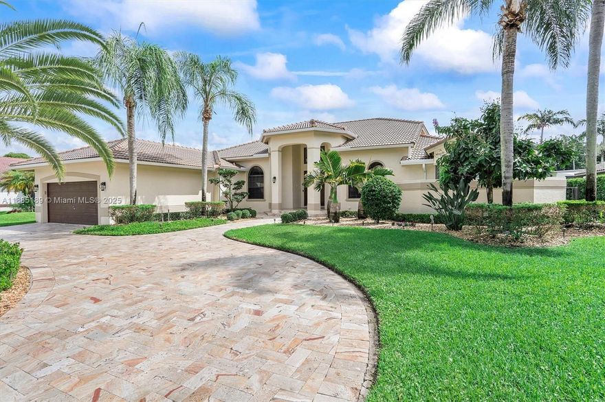 LAKESIDE LIVING! Weston’s Palm Island. Remodeled 5 bedrooms, 4 bathrooms one-story lakefront home. Well thought out floor-plan with expansive living room and dining room high ceilings full of natural light, 2025 modern kitchen with high-end appliances open to the family room where you will find elegance and comfort. The well appointed primary suite offers a spa-style retreat. High-Impact  windows and doors throughout. The outdoors boast a saltwater pool with magnificent lake views, covered patio perfect for entertainment. Gated community conveniently located near park, A+ schools, shopping and dining!