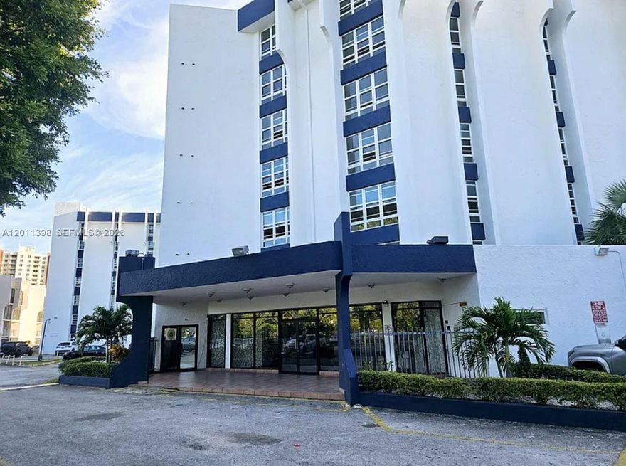 Renovated condo, 2 bedroom and 2 Bathroom, granite counter tops, new flooring, new Air conditioning, new water heater, near to the FIU university, Dolphin Mall, Dolphin expressway., very low maintenance.