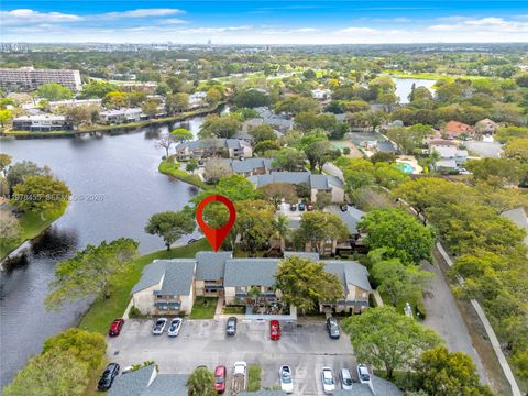 32 Wimbledon Lake Dr 221 Plantation FL 33324