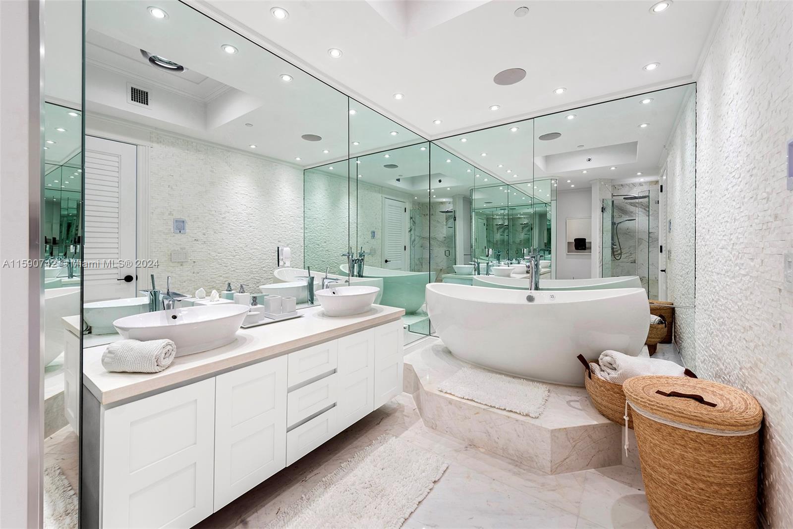 CONTINUUM ON SOUTH BEACH - Residential