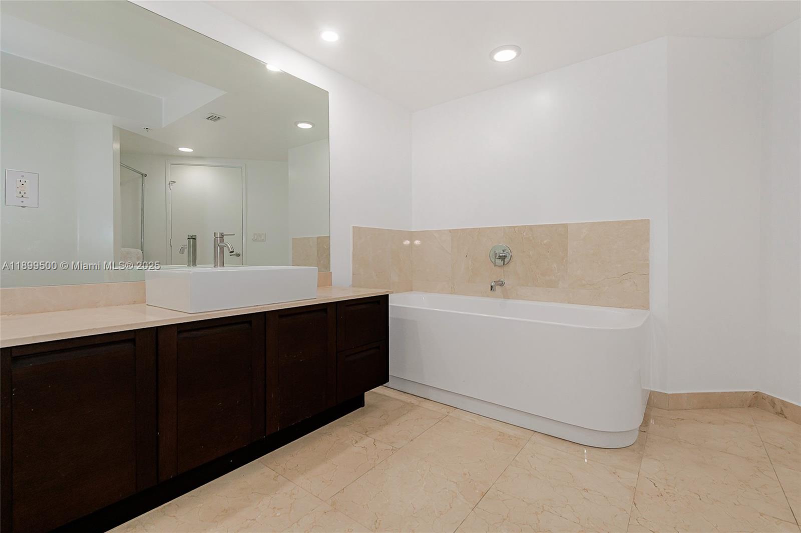 ST TROPEZ ON THE BAY II C - Residential Lease