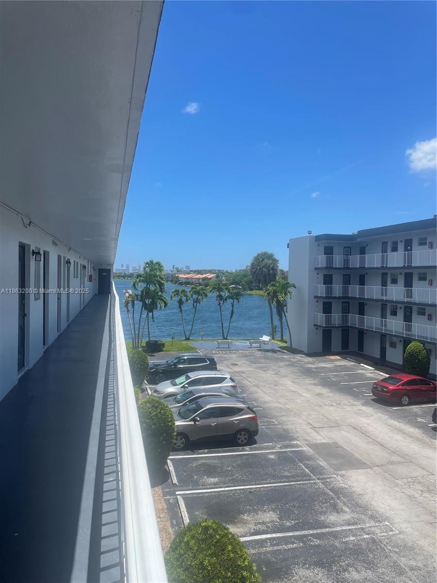 SPACIOUS APARTMENT WITH TWO BEDROOMS AND TWO BATHROOMS IN MAGNIFICENT CONDITIONS , ONE PARKING SPACE SWIMMING POLL IN THE COMPLEX AND LAUNDRY. LOCATED IN NORTH MIAMI BEACH, ROYAL OAKS CONDO