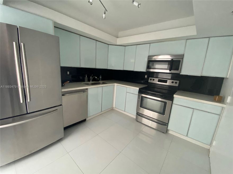 Bright and elegant 2-bedroom condo with sleek white glass floors, ideally located near Aventura Mall. Enjoy walking distance to top restaurants and shops. The building offers exceptional amenities, including 24/7 security, gym, pool, tennis courts, and boat docks. Perfect for a vibrant and active lifestyle!