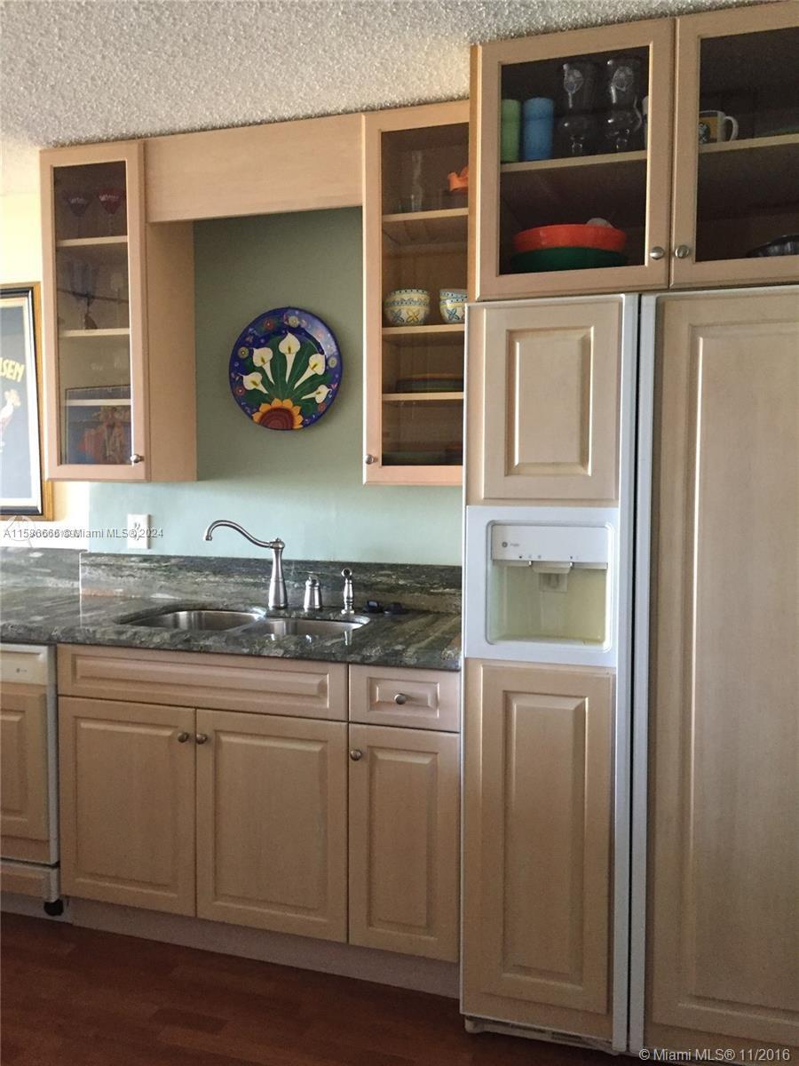 Rare unit with Washer Dryer in unit, Great 24 hour doorman water front community, large 1 Bedroom, 1.5 Bathroom, wood kitchen cabinets, kitchen fully equipped, oven, microwave, dishwasher, food disposal. Unit Partially furnished or can be unfurnished, wood floors, carpet on the bedroom. Building offers: Tennis Court, Pool area with Jacuzzi, bike storage, dog walking area, library, 24 hours security, concierge and valet parking. Easy to show and rent, Lock BOX easy to show