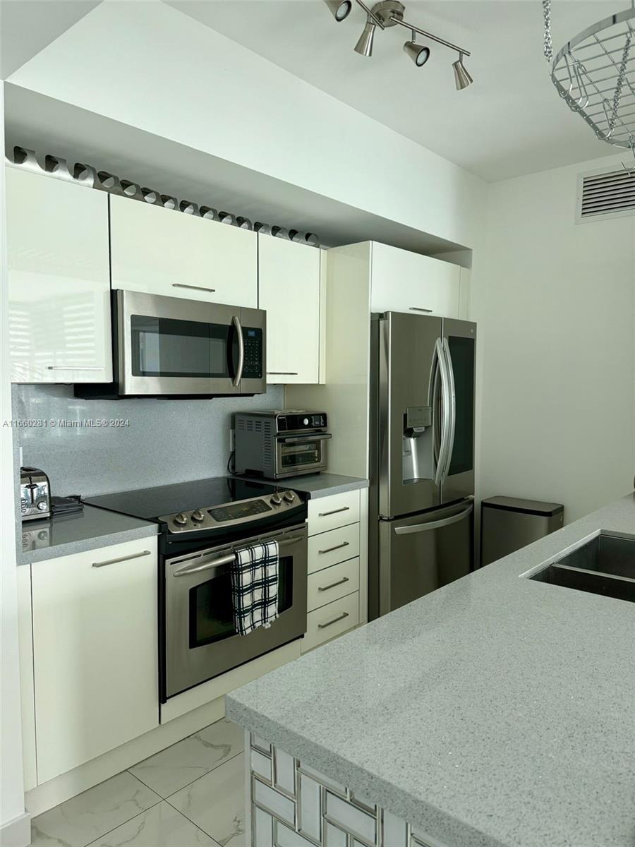 THE PLAZA 901 BRICKELL CO - Residential Lease