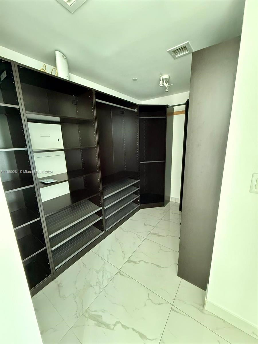 THE PLAZA 901 BRICKELL CO - Residential Lease