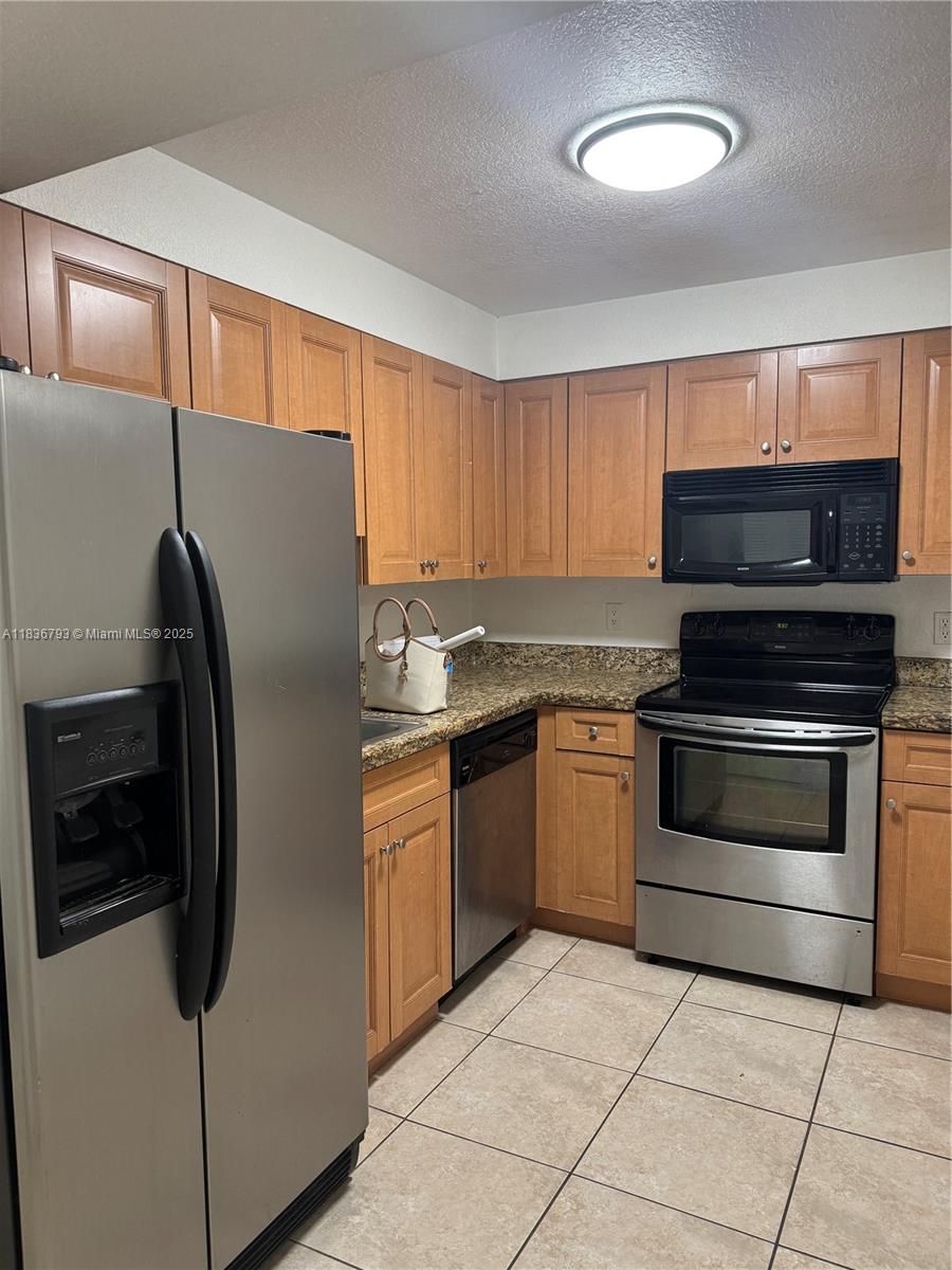 1-bedroom, 1-bathroom apartment located on the 2nd floor in a gated condominium. The community offers a pool, tennis court, and a lake. Conveniently located near schools, restaurants, and main roads. Available now!