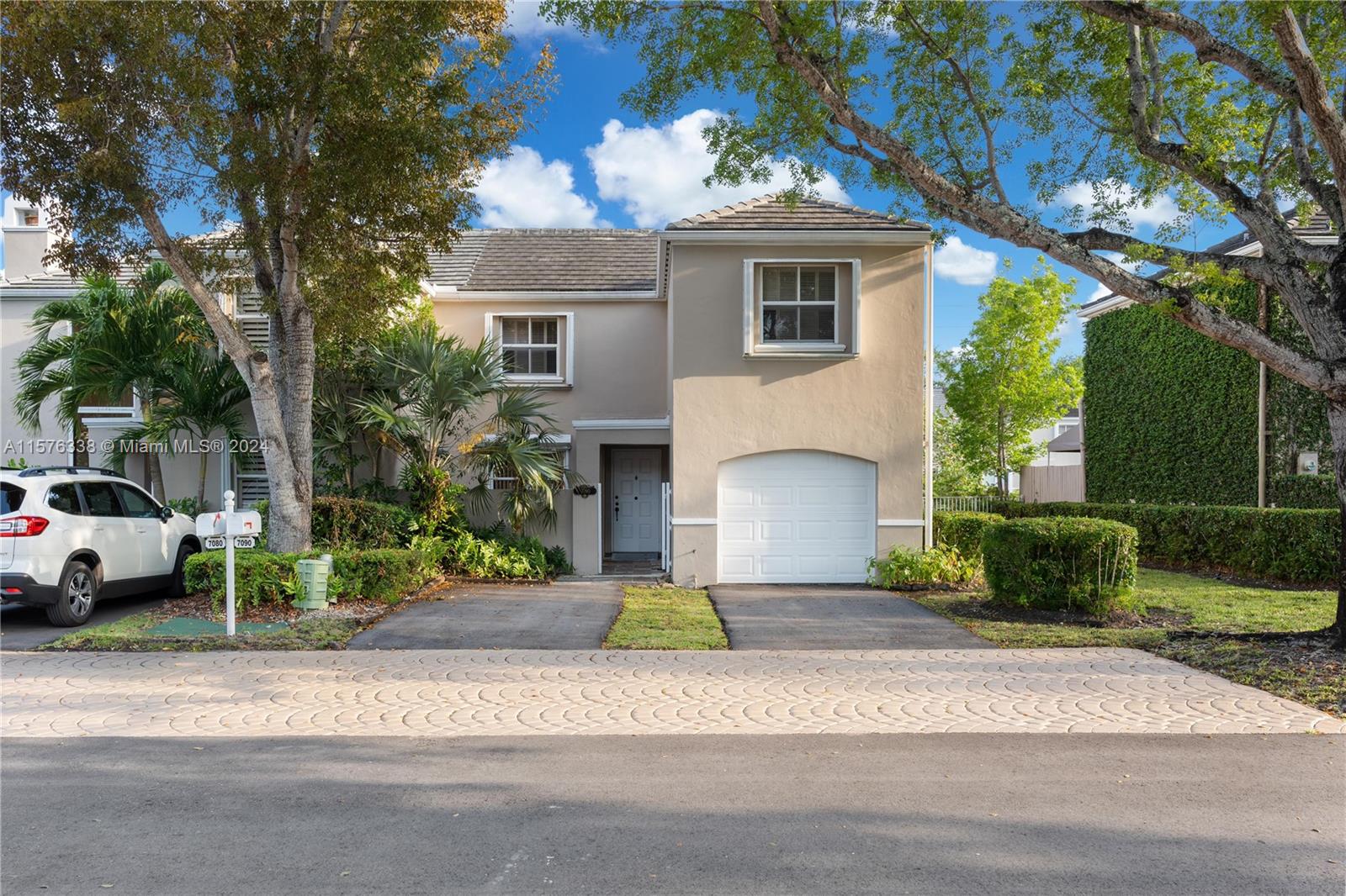 Beautiful 3 bedroom 2.5 bath 1 car garage with lake view Townhouse in a sought after & rarely available BridgePoint Development. New roof in 2020, brand new A/C unit, Kitchen and Master Bath were updated a few years ago, wood floors on second floor. This property won’t last long!
