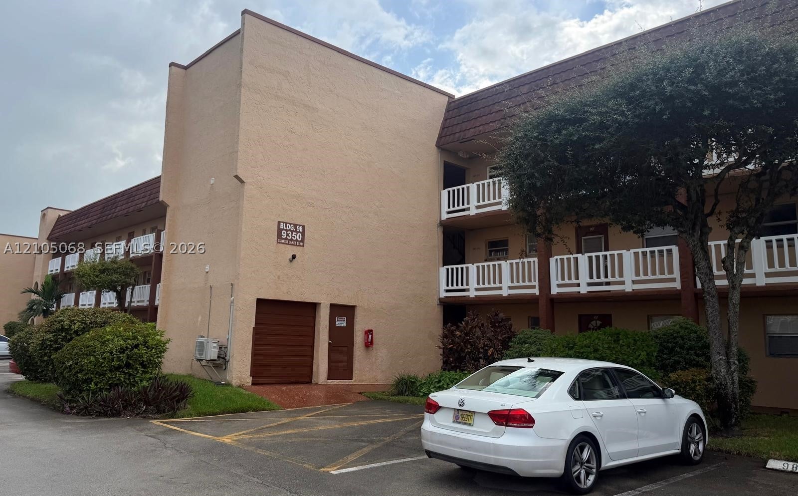 9350 Sunrise Lakes Blvd