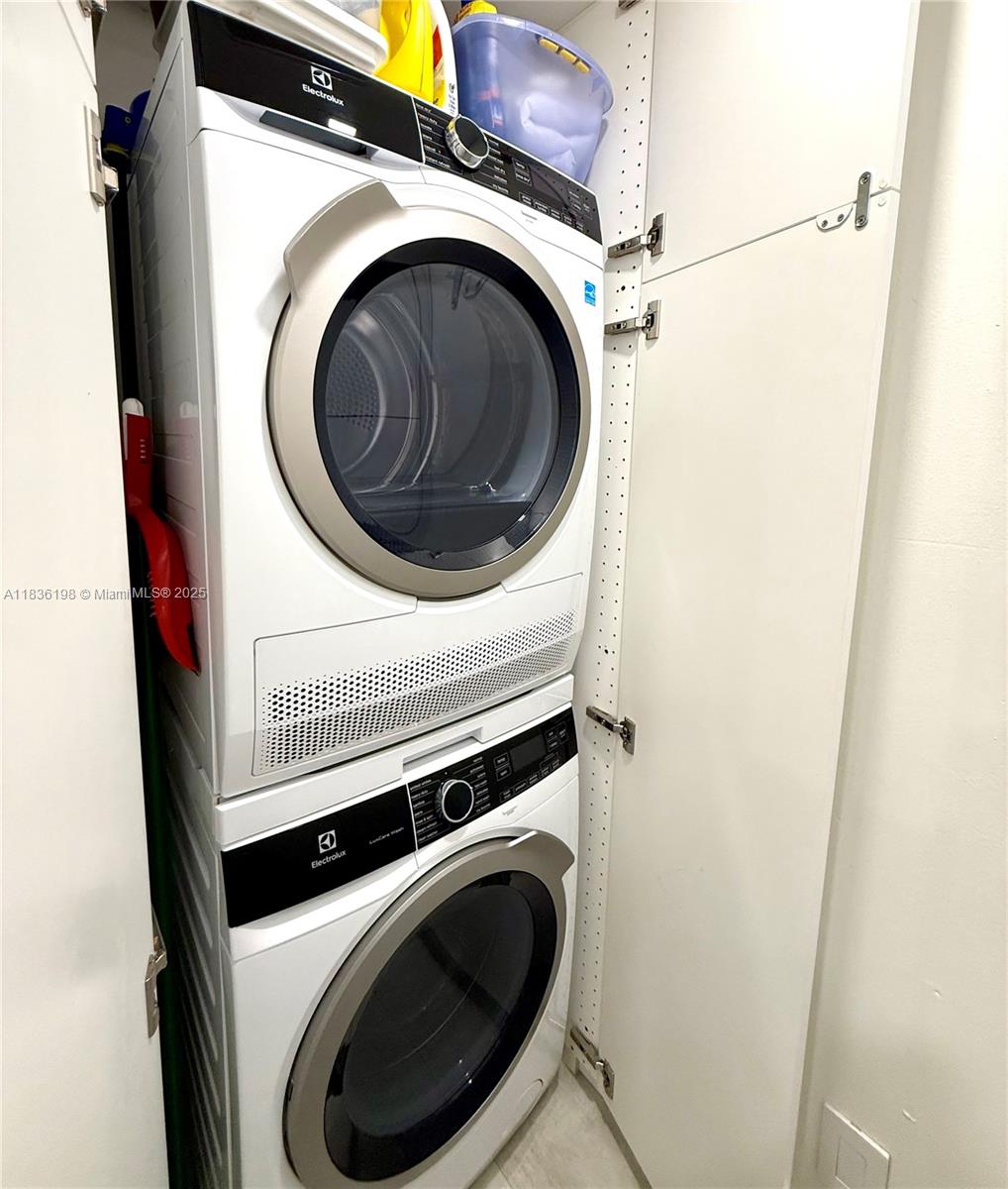 ISOLA CONDO - Residential