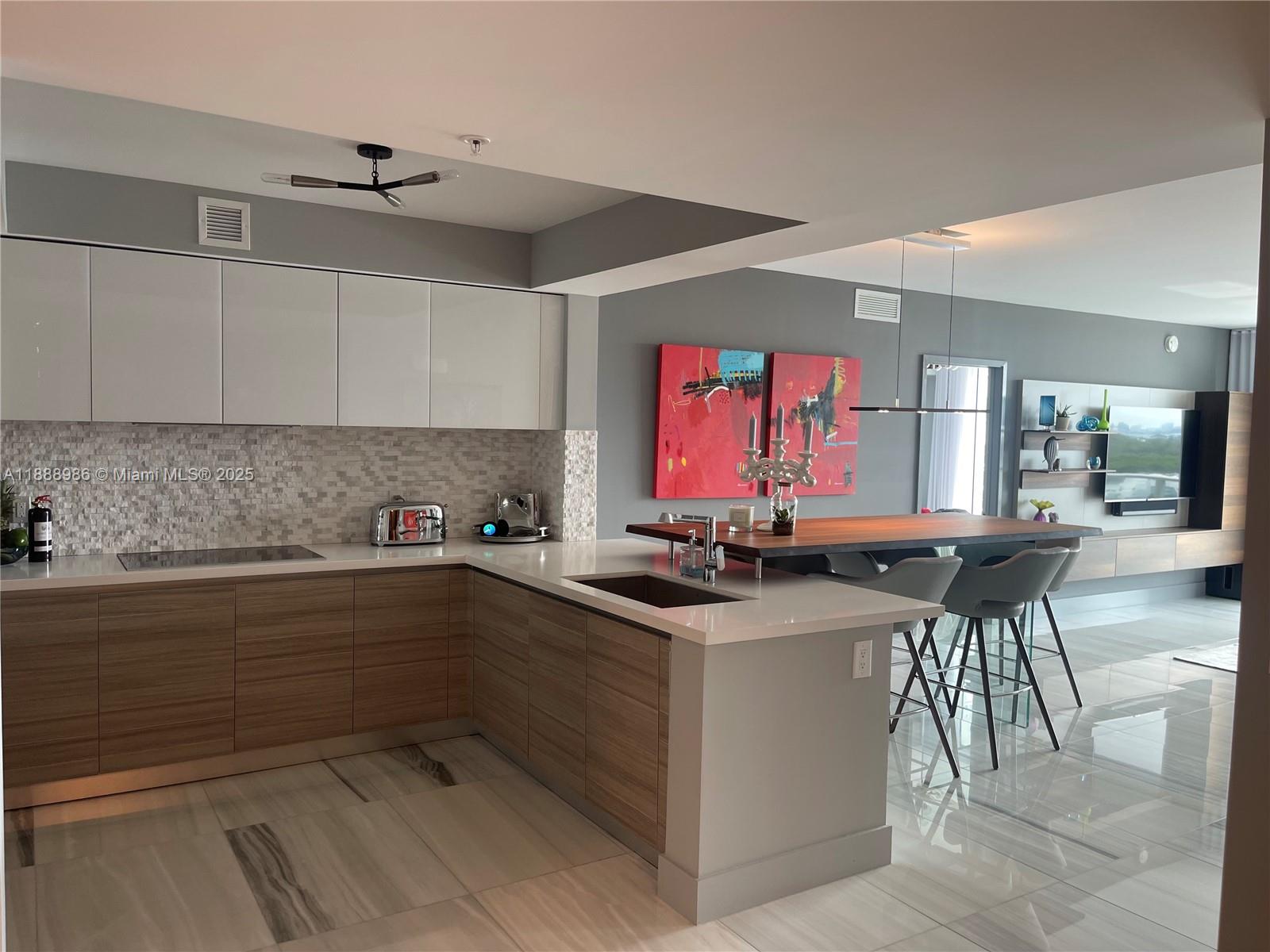 PARQUE TOWERS CONDO - Residential Lease