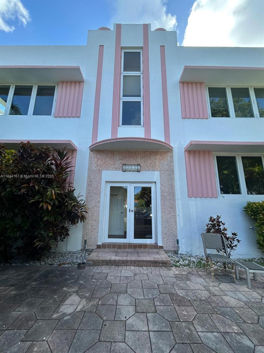 Quiet unit in the heart of south beach, second floor of an authentic Murray Dixon Art Deco Building, perfectly maintained, AC in unit, recess lighting, large walk in closets, very luminous. Laundry common room. Near south point, beach, famous restaurants, Flamingo Park, are just waiting for you.
