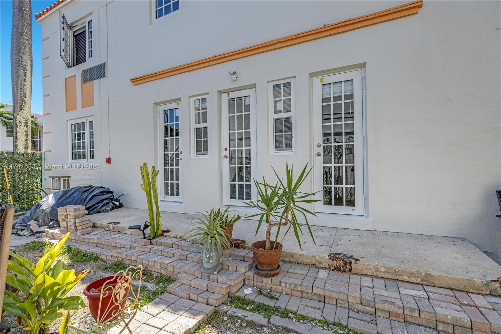BEACHGARDENS CONDO - Residential