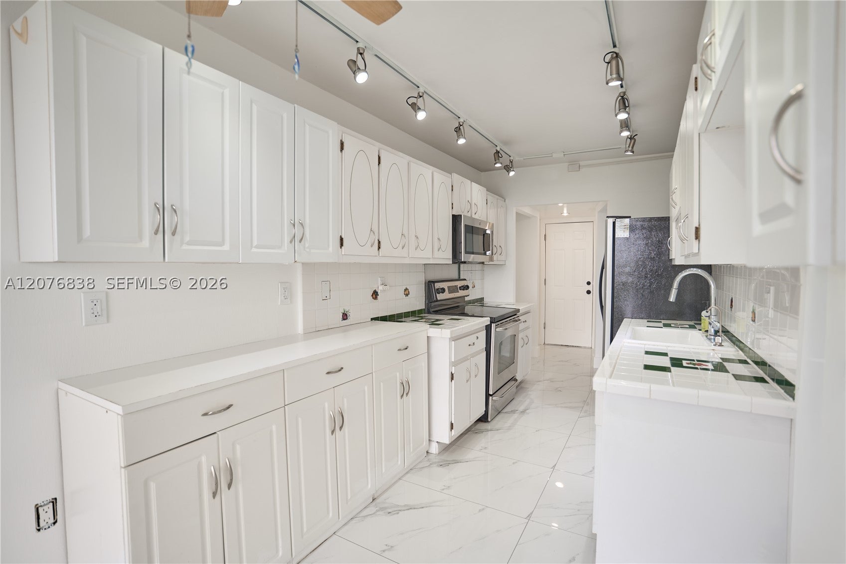 1750 NE 191st St 829-4