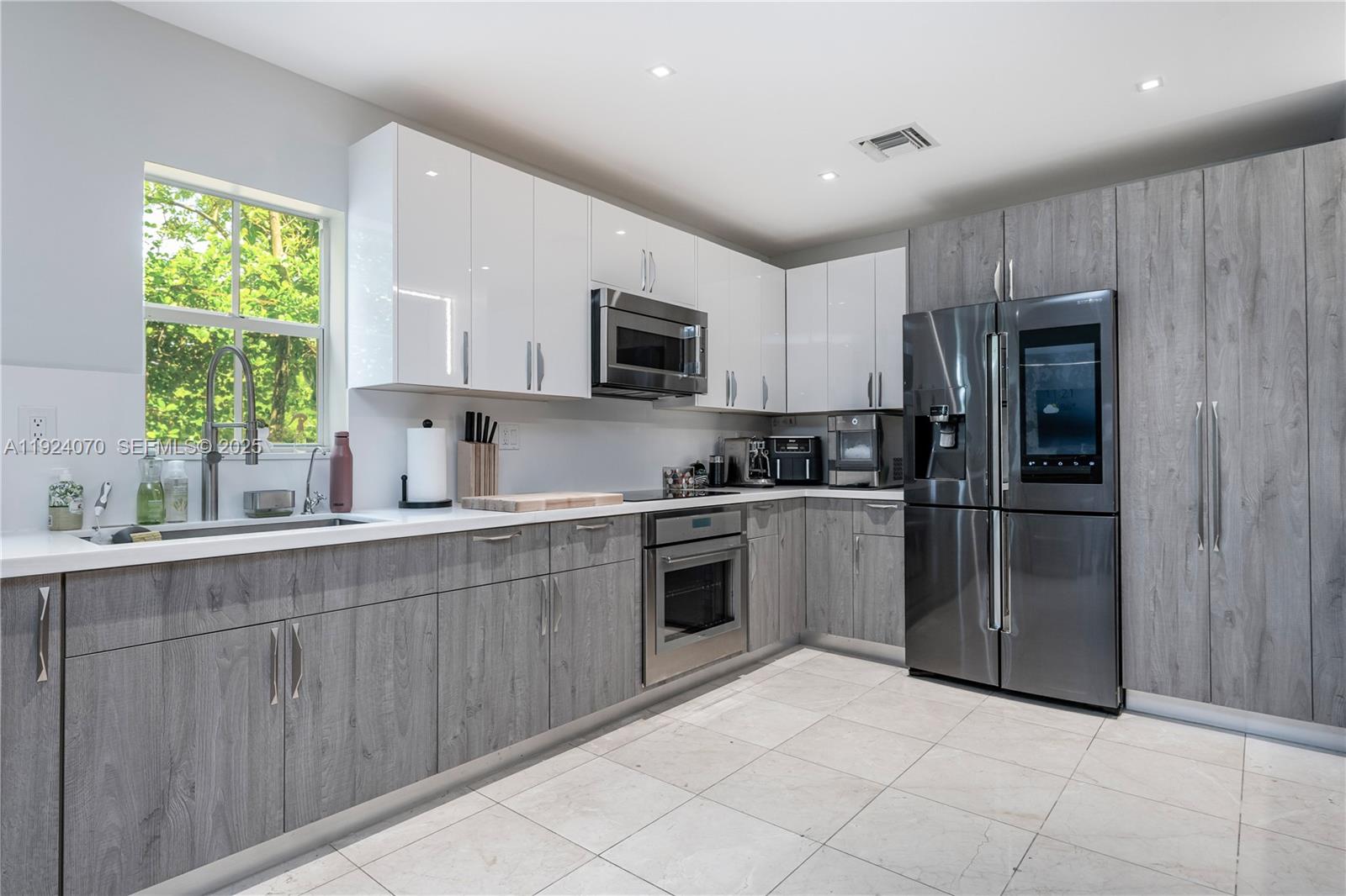 AVENTURA BAY TOWNHOMES CO - Residential Lease