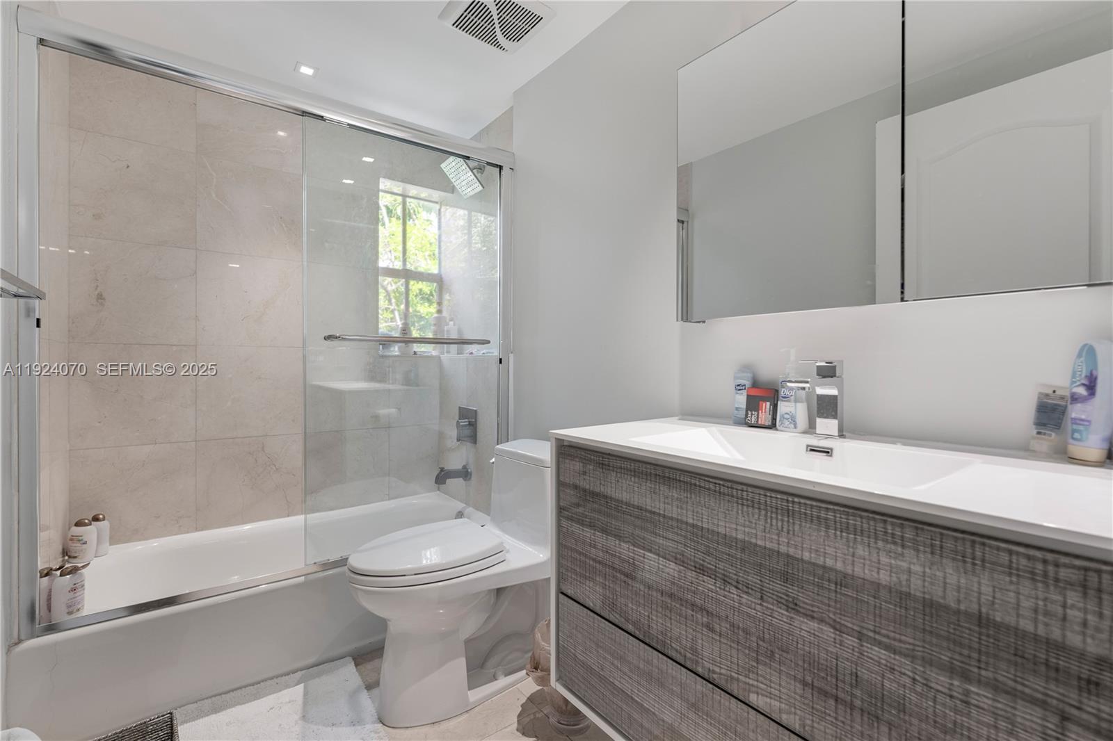 AVENTURA BAY TOWNHOMES CO - Residential Lease