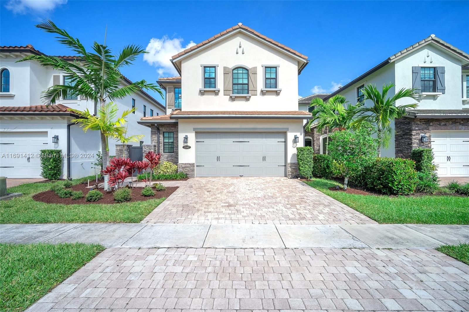 11847 Sw 13th Ct, Pembroke Pines, Miami-Dade County, Florida - 3 Bedrooms  
3 Bathrooms - 