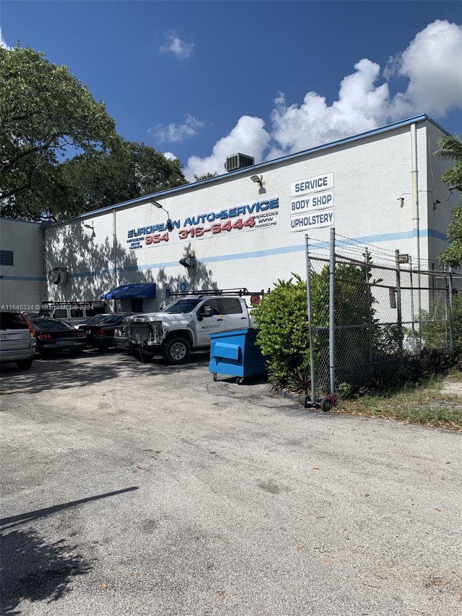 PRIME LOCATION Facing I-595, right across from the Fort Lauderdale Airport, minutes from Downtown Fort Lauderdale.
On a 17,057 sqf lot, this 7,749 sqf warehouse was built in 2000 .4 bays, a large office with a foyer and separate entrance from the front. FOR SHOWINGS call 24 hours in advance. PLEASE DO NOT SHOW UP AT THE PROPERTY WITHOUT AN APPOINTMENT WITH THE LISTING AGENT. For showings, please send me a Text Message