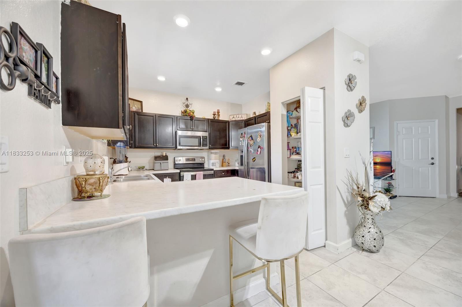 BAYWINDS OF GALAPAGOS FIR - Residential