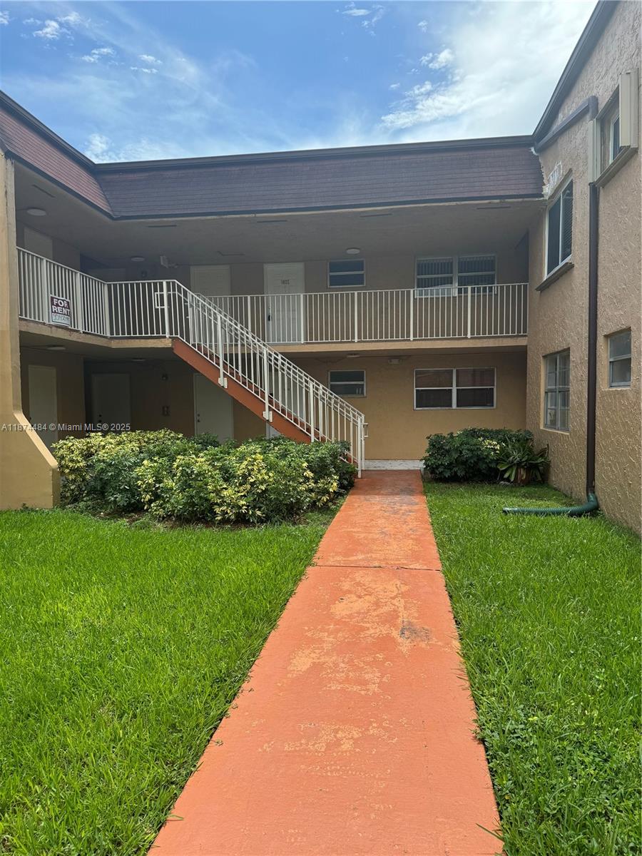 Centrally located condo close to Baptist Hospital , Dadeland Mall, Shopping center and major highways. All tile unit .