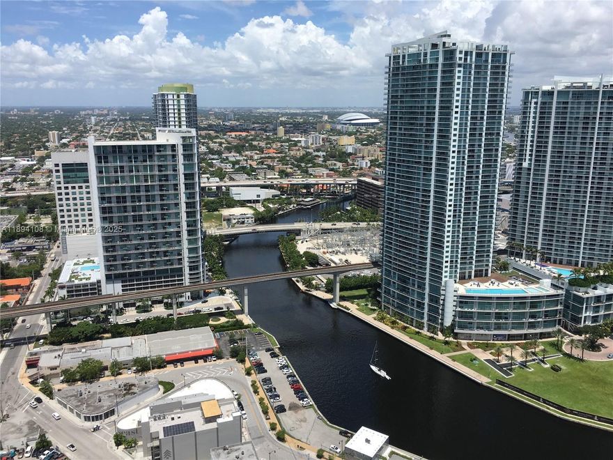Finest, elegant and spacious 1 bed, 1.5 bath. New building located in the heart of Brickell with exclusive access to city center shopping. Great amenities included BBQ area, video room, two swimming pools, fitness center, spa, 24/7 valet parking and concierge. Steps from restaurants & mall. Build in closet and high-end appliances. Cable tv and internet is included.