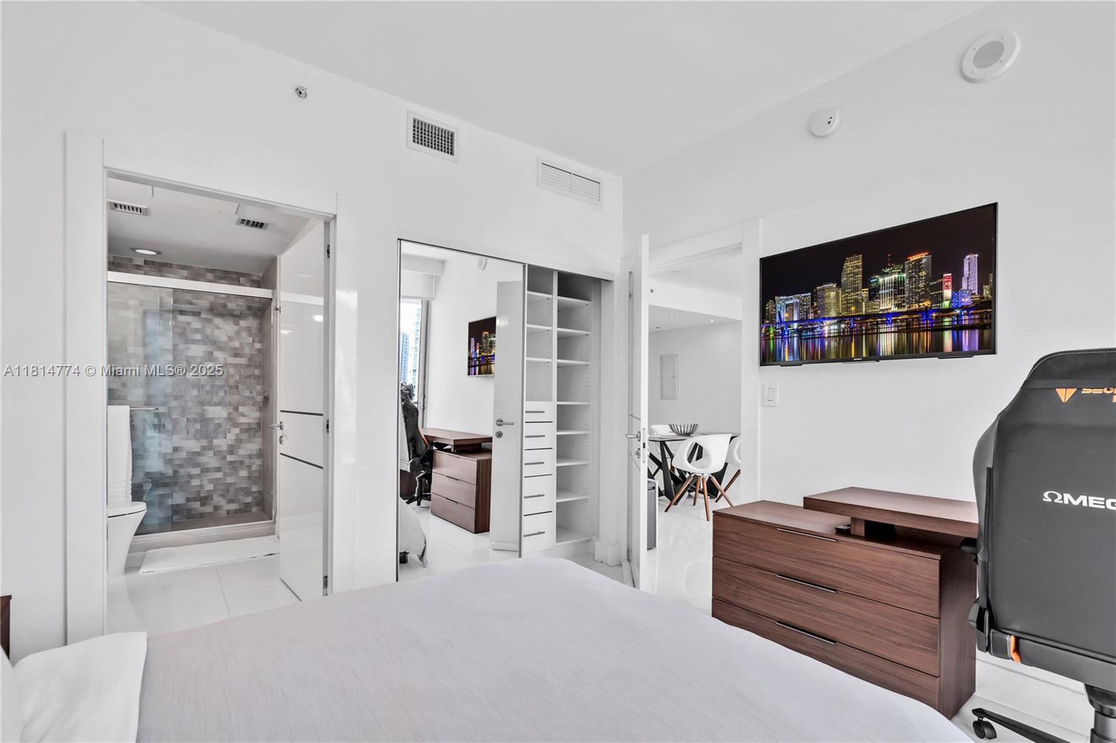 IVY CONDO - Residential