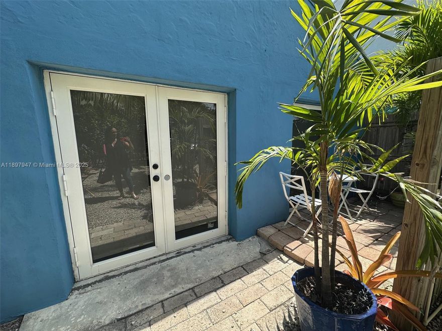 Cozy, partially furnished studio apartment located in a central area with all utilities included: water, electricity, and WiFi. Features a full kitchen and a small patio garden area, perfect for relaxation. Fast approvals. Don't miss this opportunity