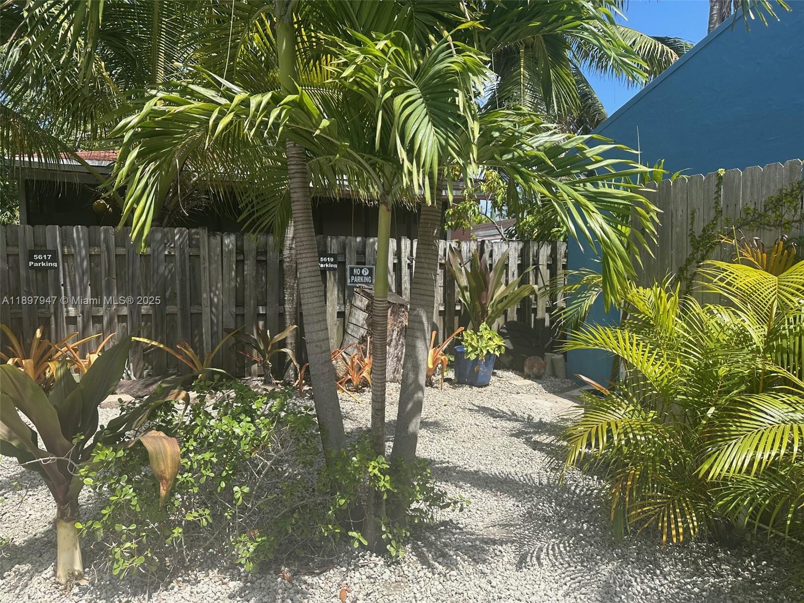 COMMERCIAL CENTER - Residential Lease