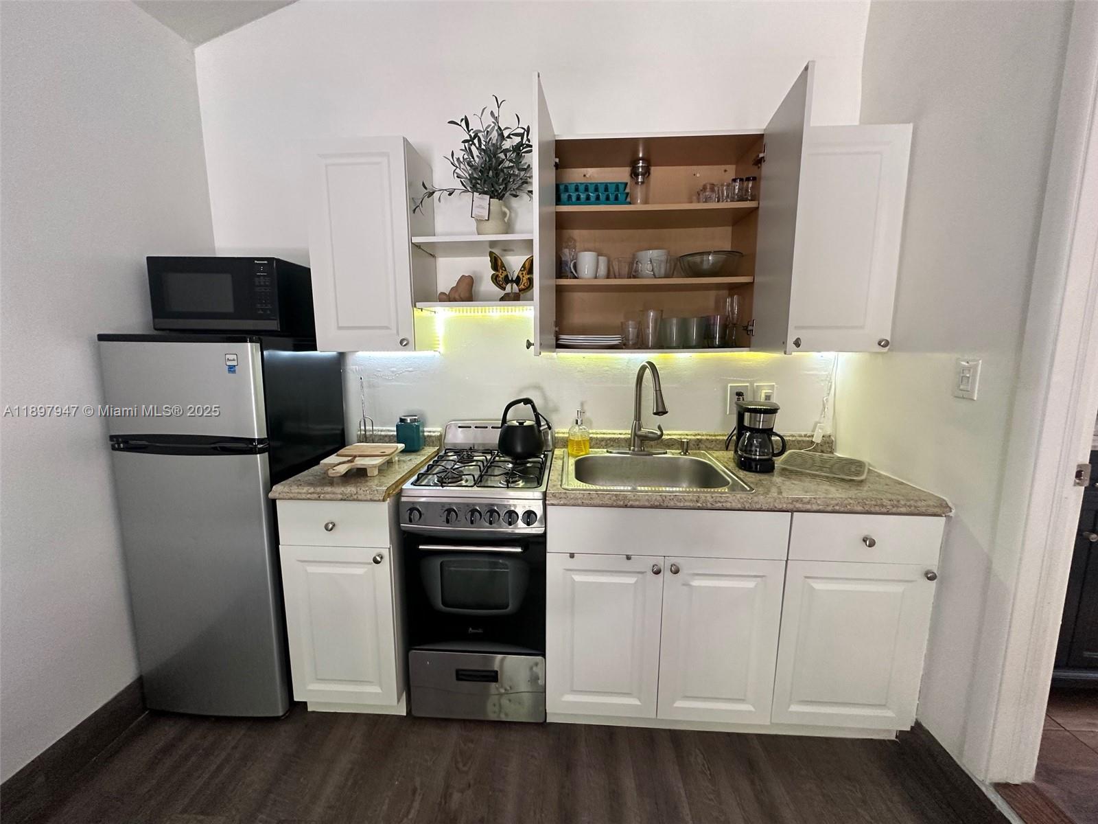 COMMERCIAL CENTER - Residential Lease