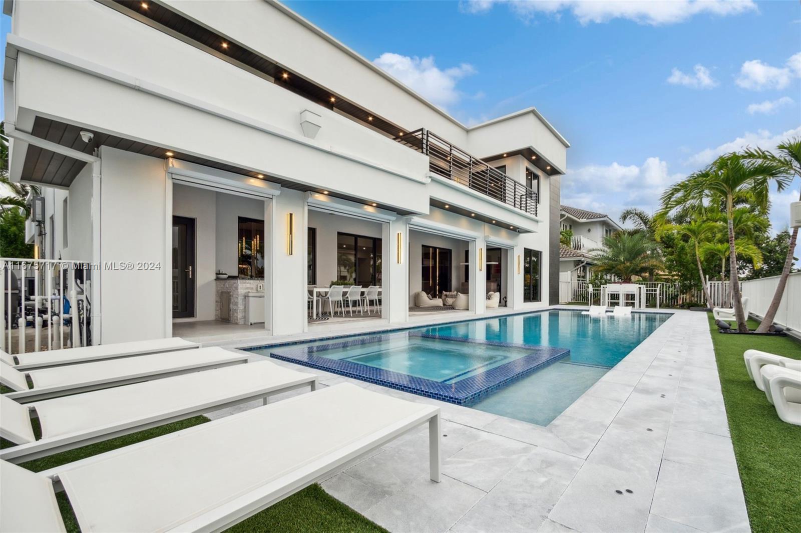 CORAL KEY VILLAS 3RD SEC - Residential