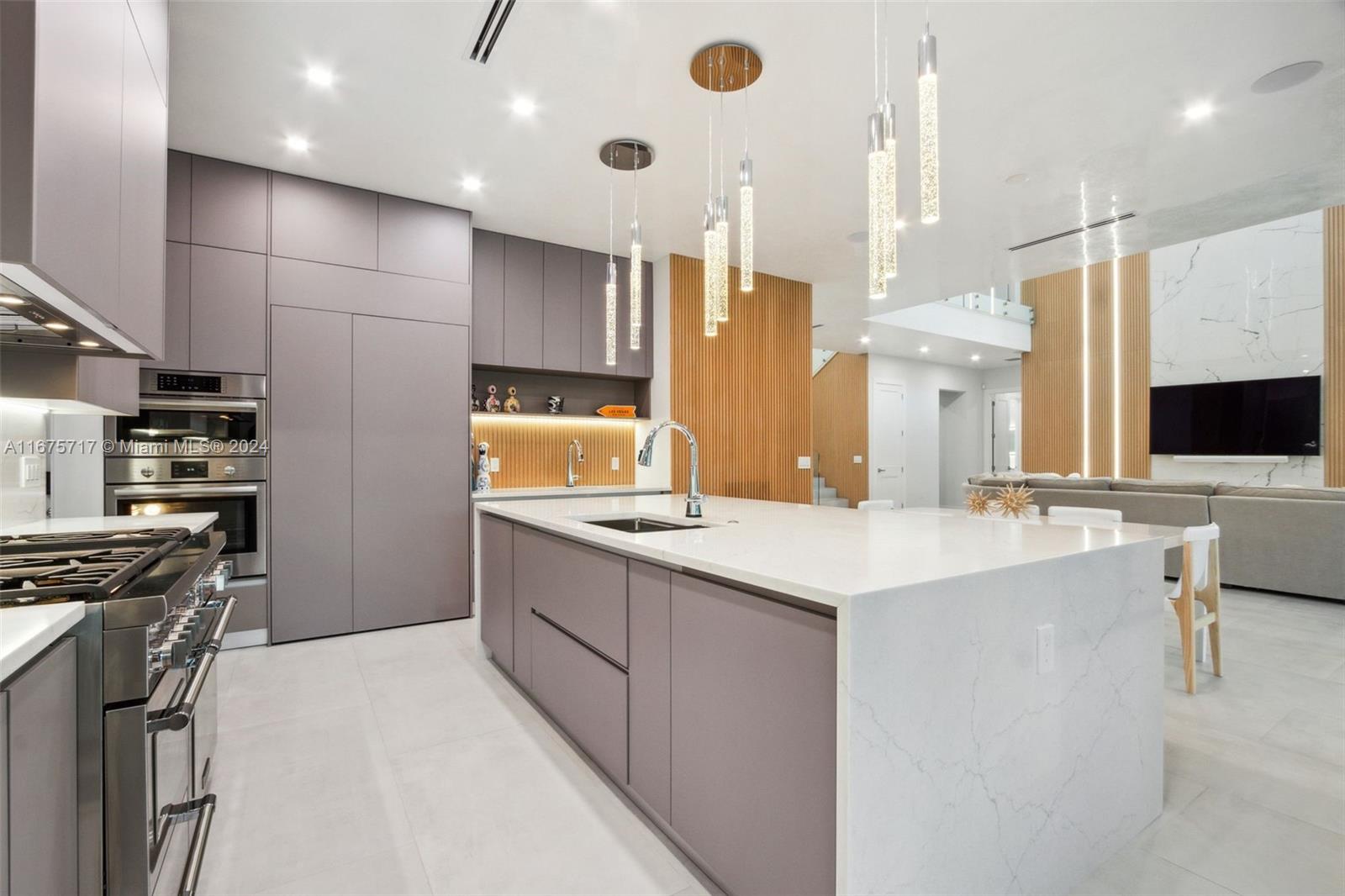 CORAL KEY VILLAS 3RD SEC - Residential