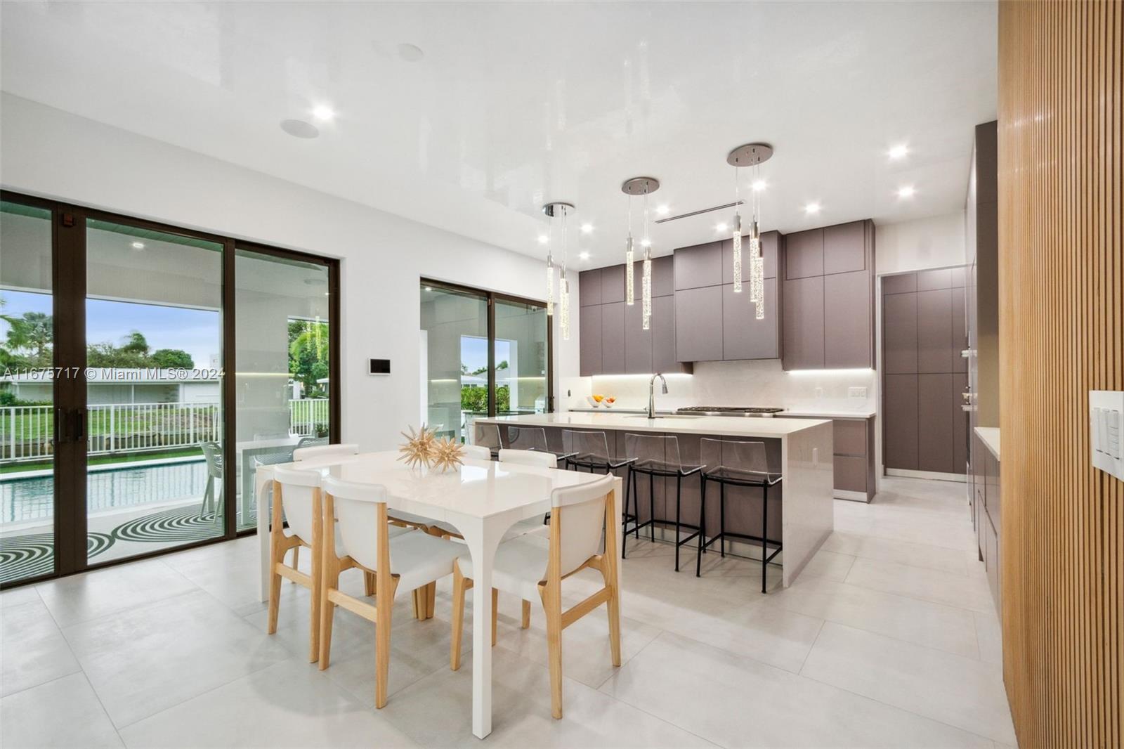 CORAL KEY VILLAS 3RD SEC - Residential
