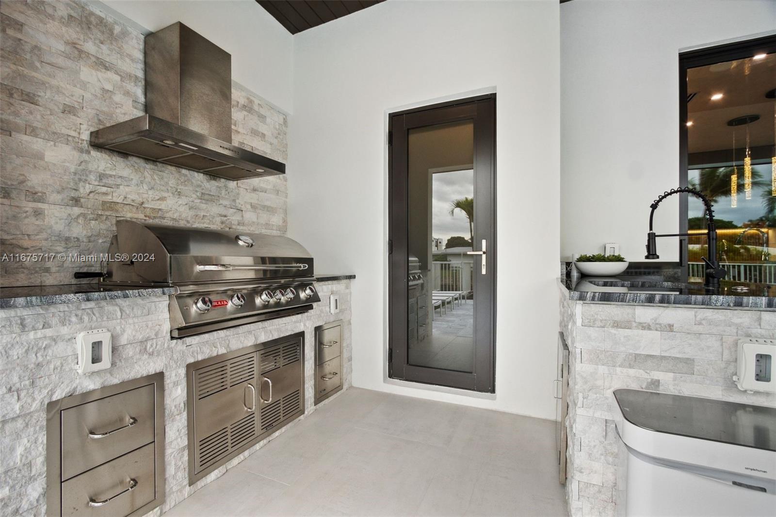 CORAL KEY VILLAS 3RD SEC - Residential