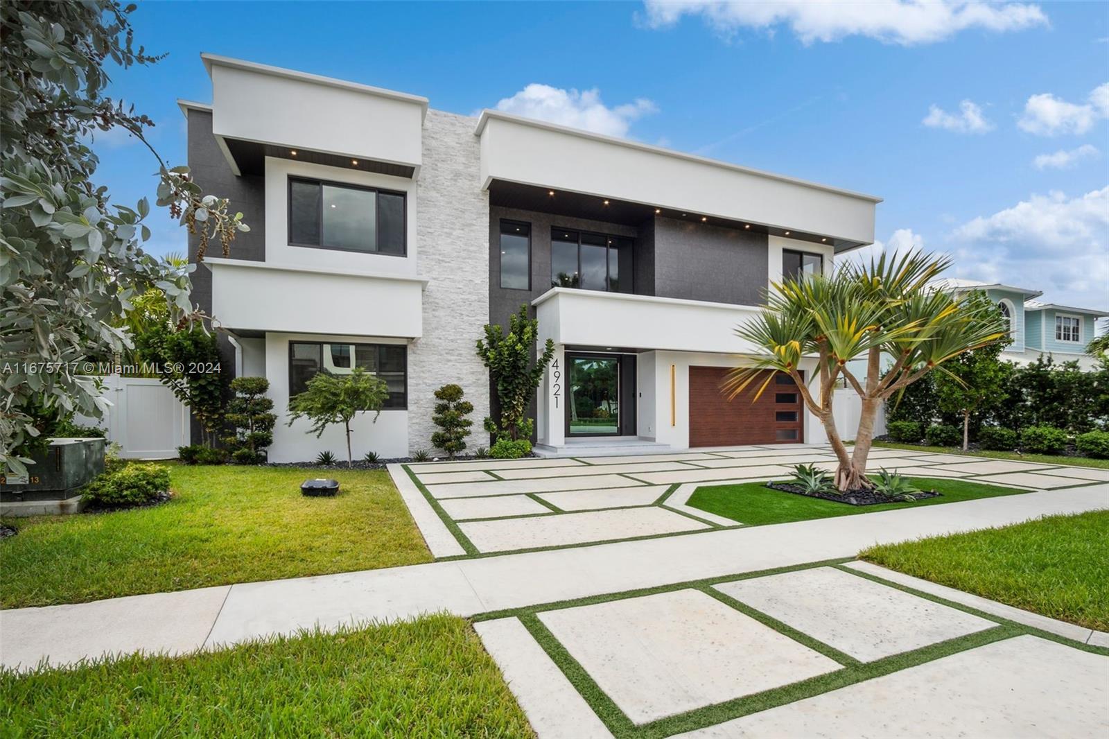 CORAL KEY VILLAS 3RD SEC - Residential