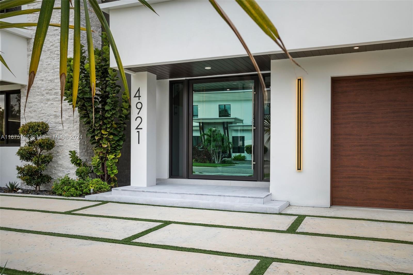 CORAL KEY VILLAS 3RD SEC - Residential