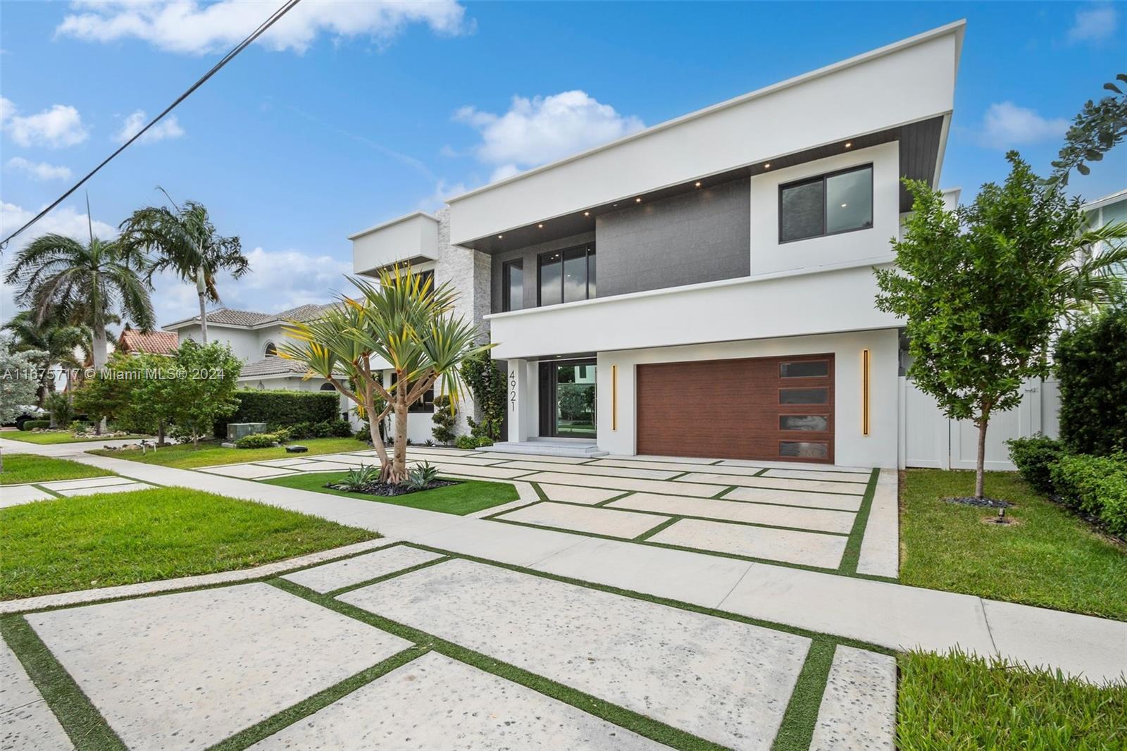 CORAL KEY VILLAS 3RD SEC - Residential