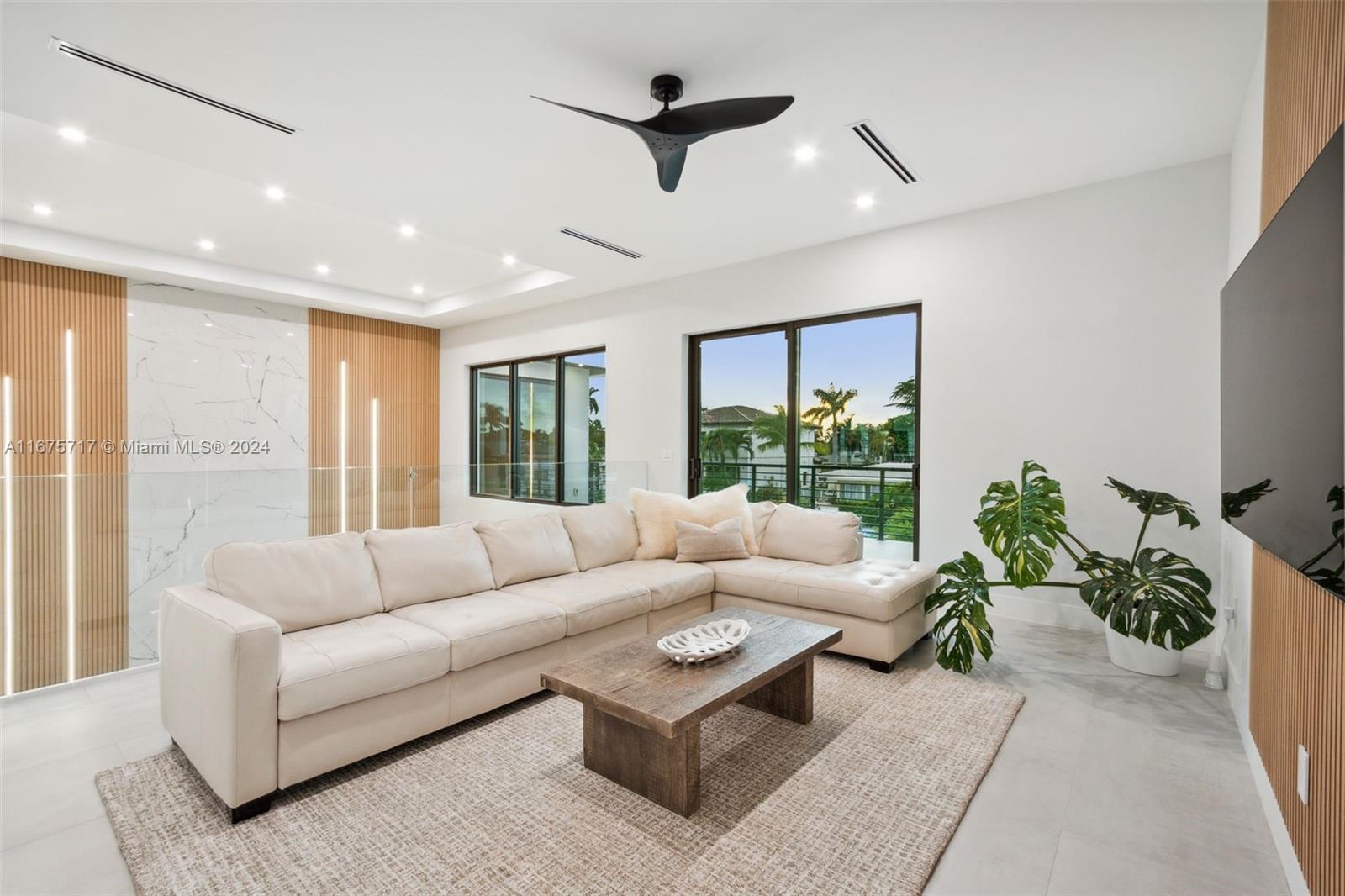CORAL KEY VILLAS 3RD SEC - Residential