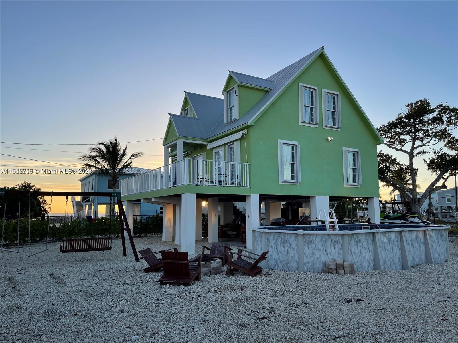 Enjoy the pleasure of living in the Florida Keys. Excellent opportunity to rent a house facing the sea, with a pool, canal with space for your boat and jet sky, large rooms and bathrooms. Barbecue areas, playground and spacious parking for cars.