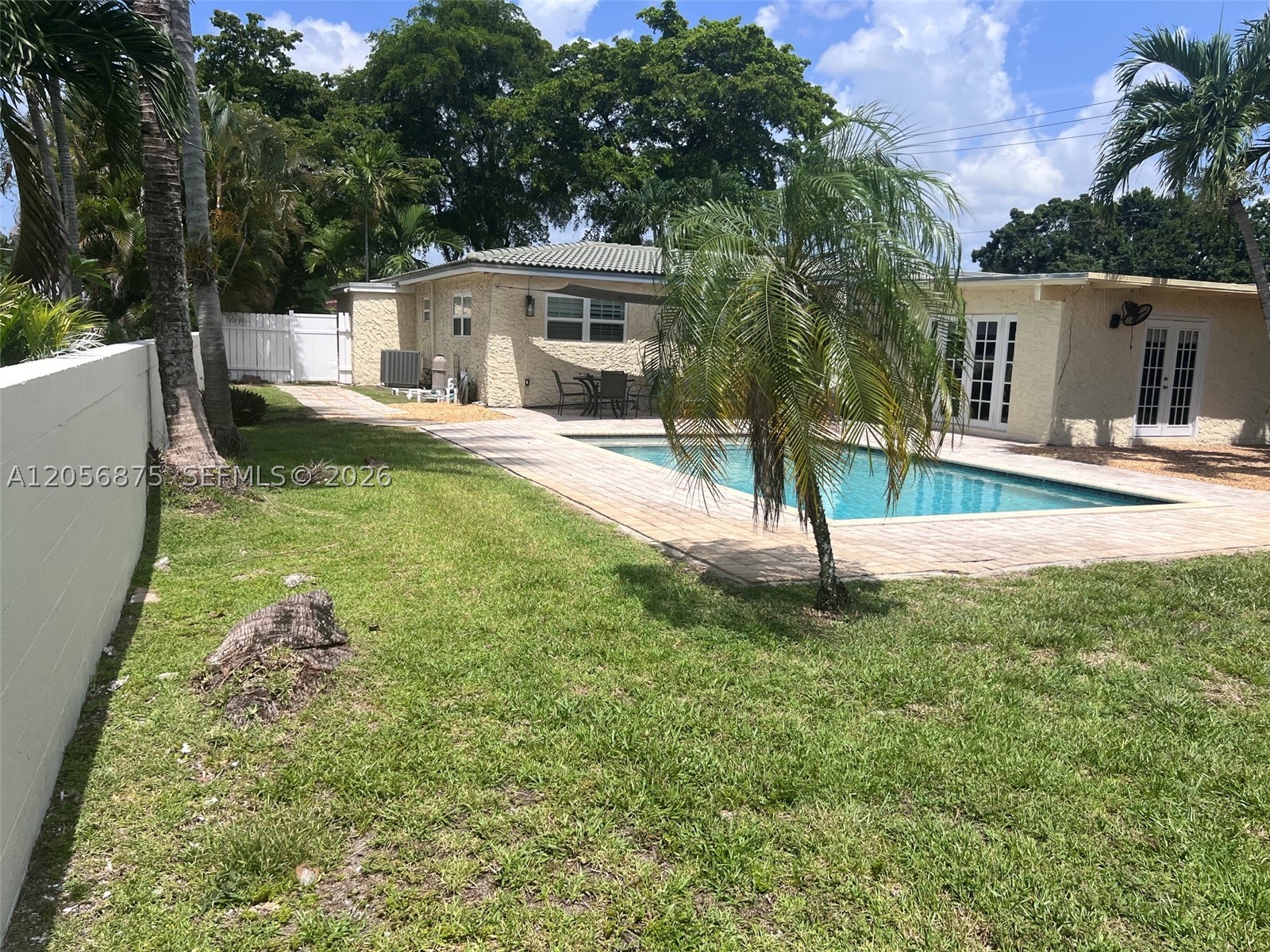 880 Azalea Ct