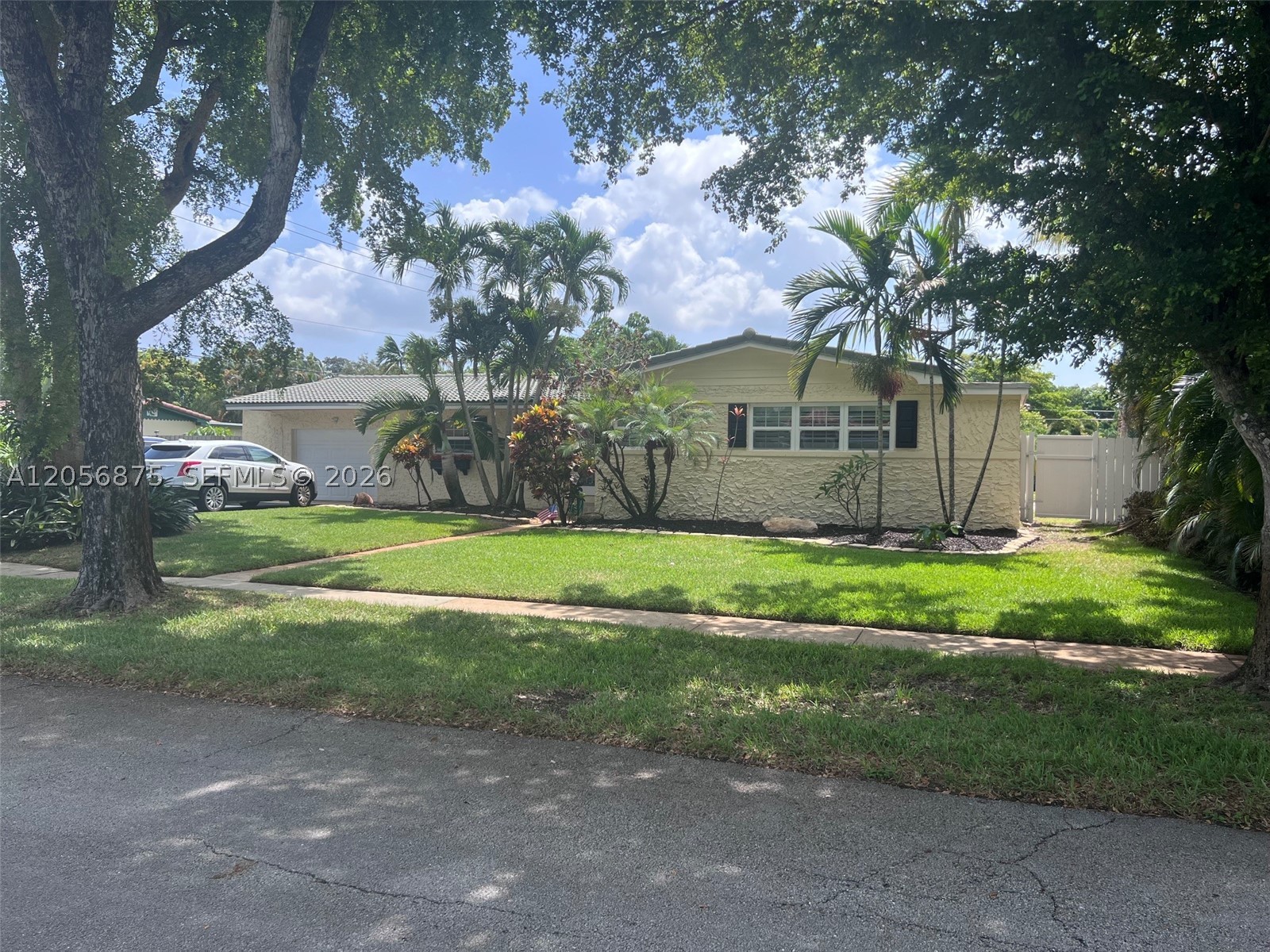 880 Azalea Ct