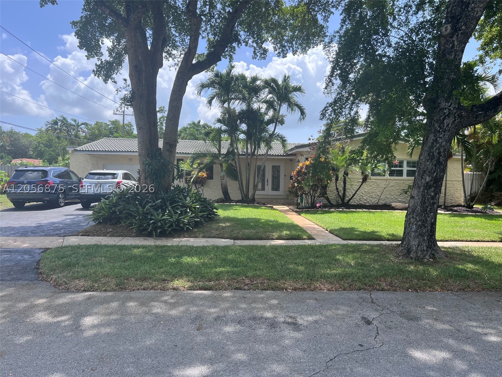 880 Azalea Ct
