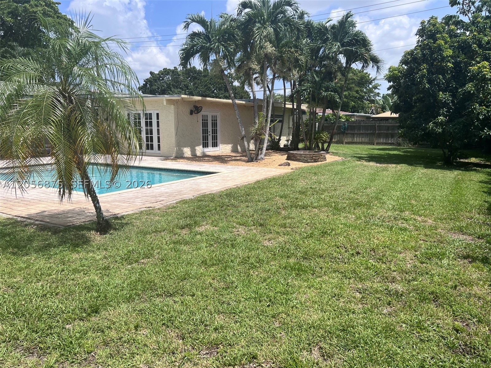 880 Azalea Ct