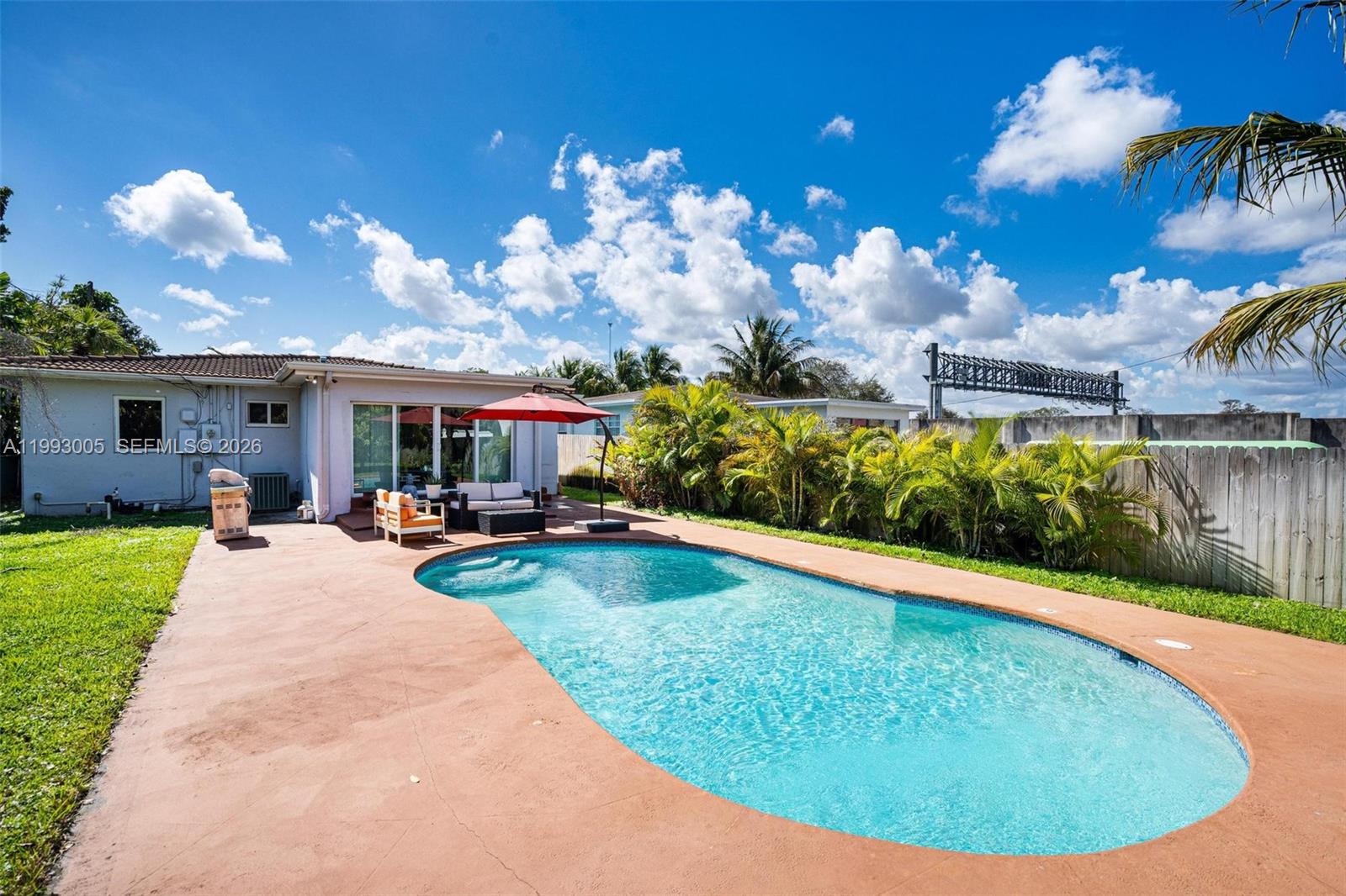 HOLLYWOOD LITTLE RANCHES - Residential