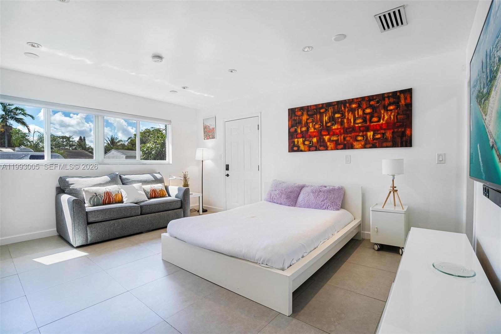 HOLLYWOOD LITTLE RANCHES - Residential