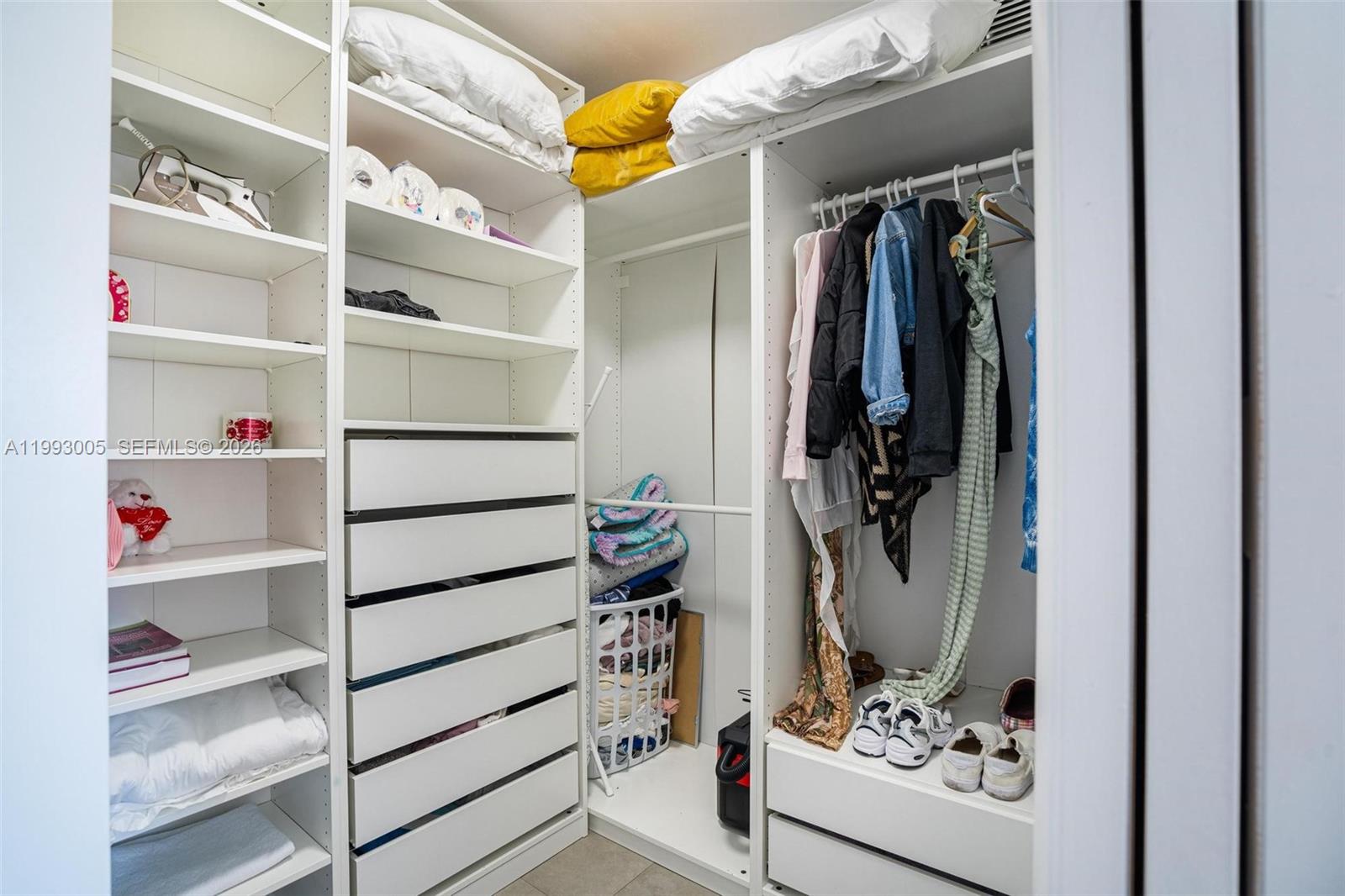 HOLLYWOOD LITTLE RANCHES - Residential