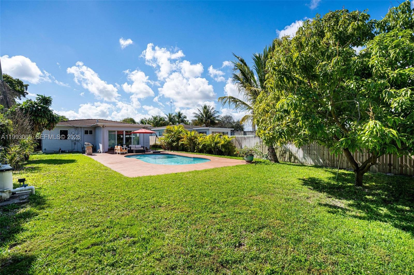 HOLLYWOOD LITTLE RANCHES - Residential