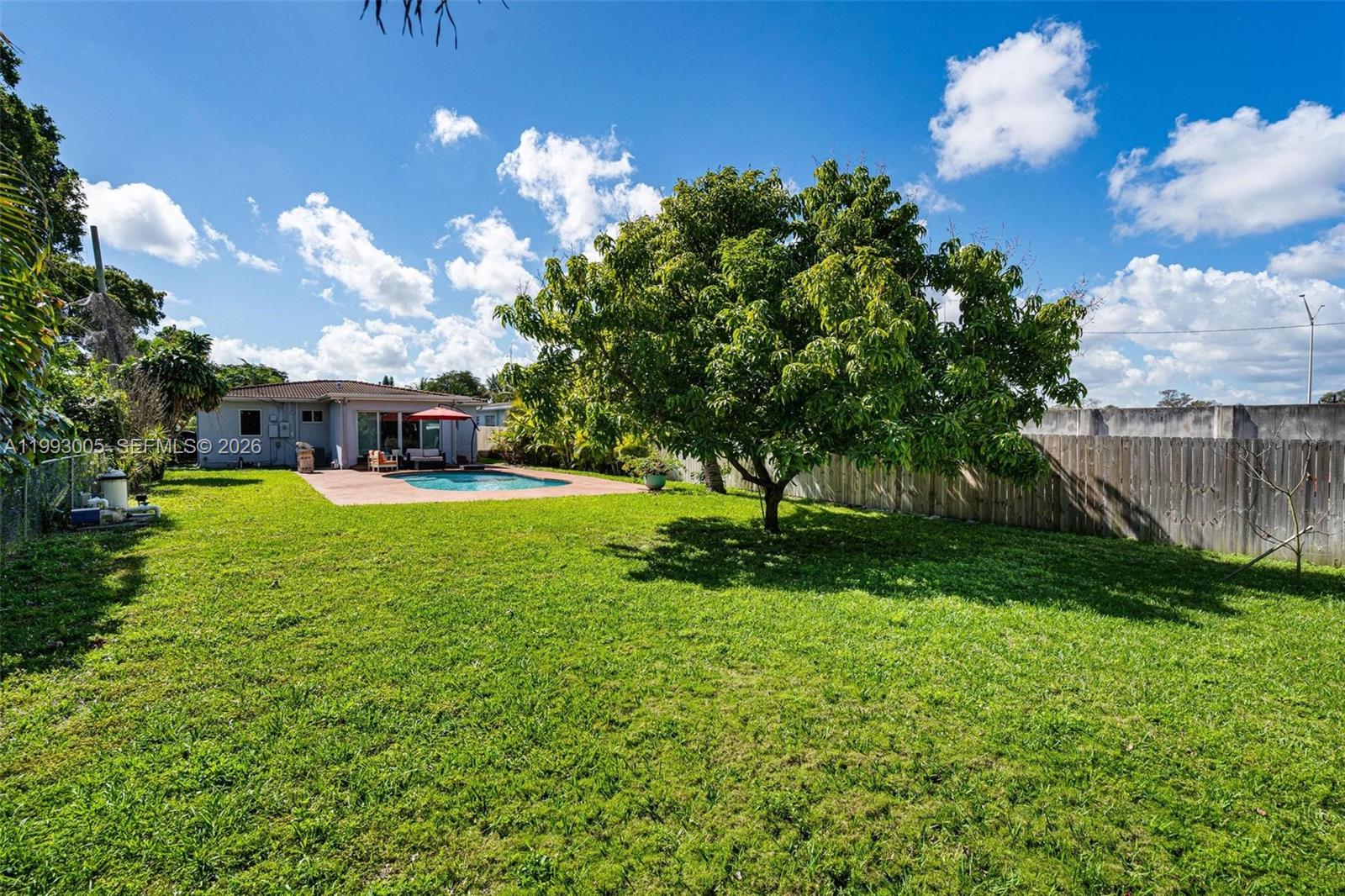 HOLLYWOOD LITTLE RANCHES - Residential