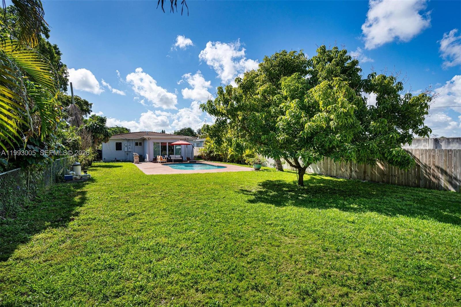 HOLLYWOOD LITTLE RANCHES - Residential