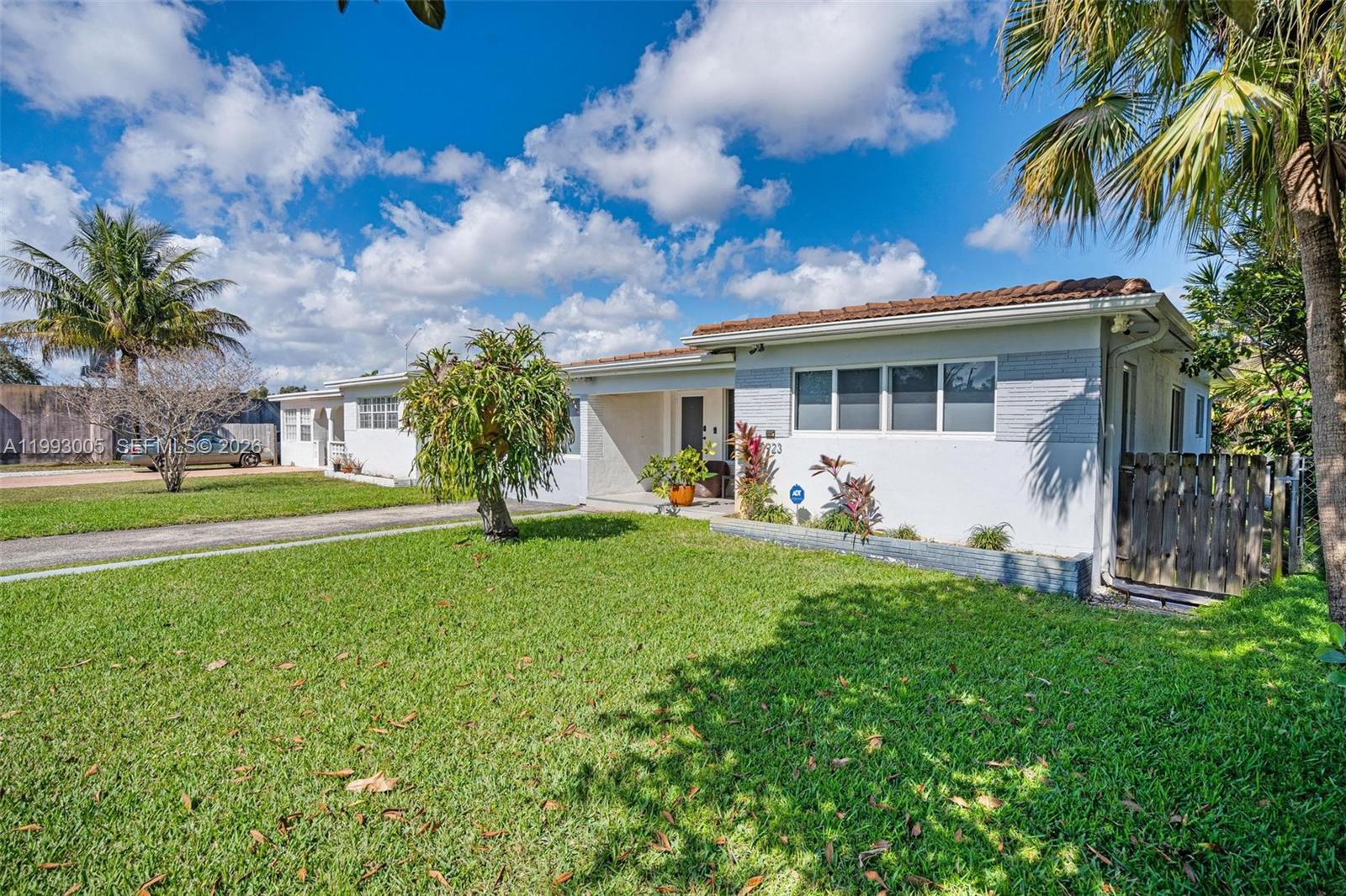 HOLLYWOOD LITTLE RANCHES - Residential