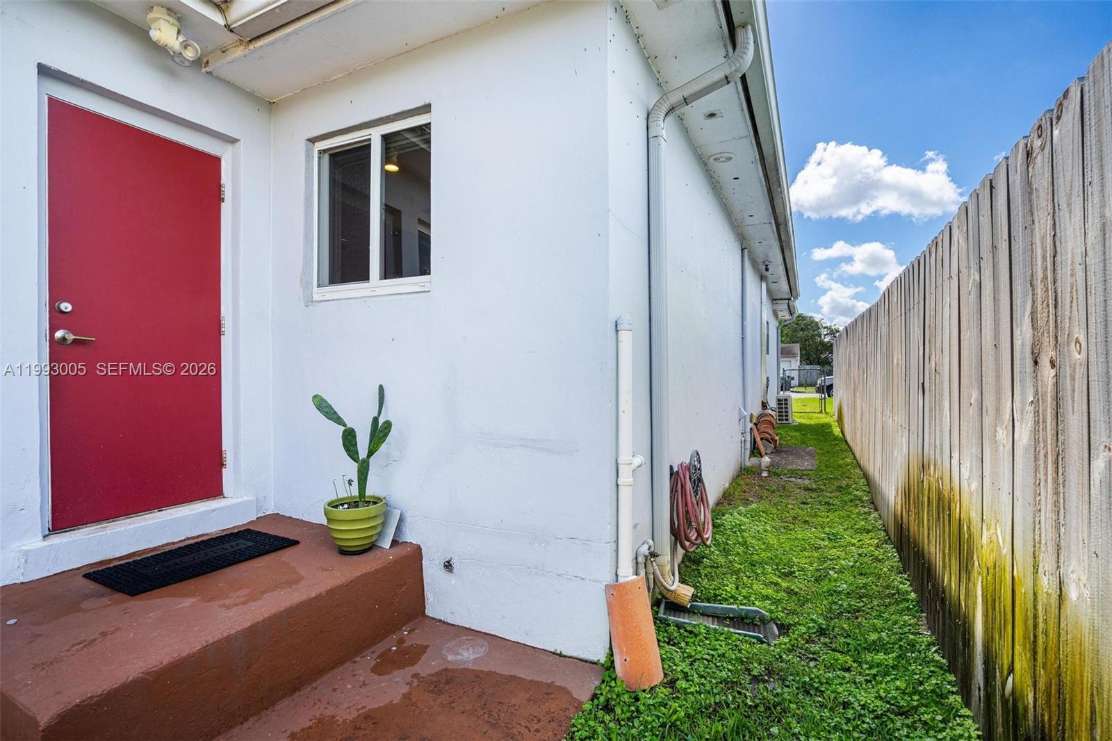 HOLLYWOOD LITTLE RANCHES - Residential